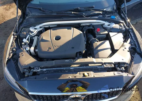 2022 Volvo V60 Cross Country T5 z USA, uszkodzony, nr VIN YV4102WK3N1085309